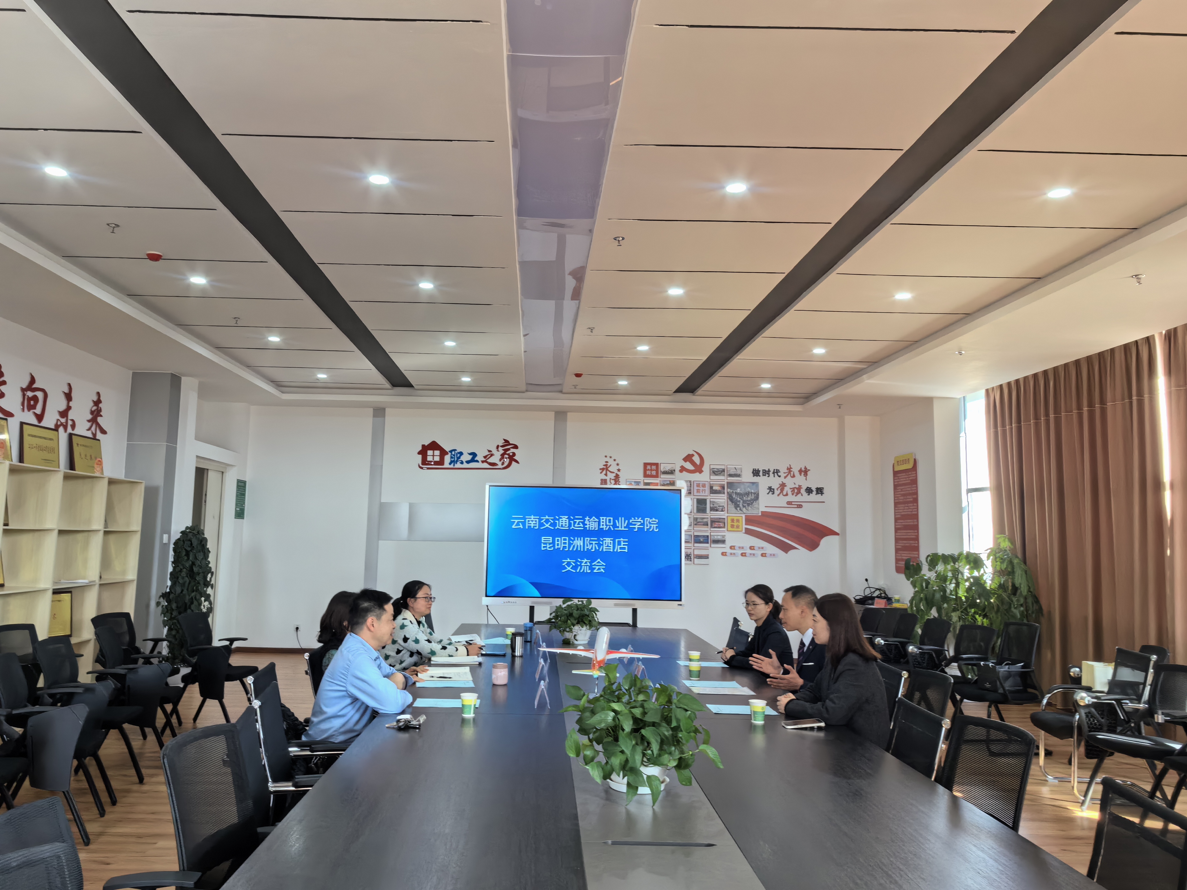 云南交通运输职业学院航空学院领导与昆明洲际酒店领导座谈交流