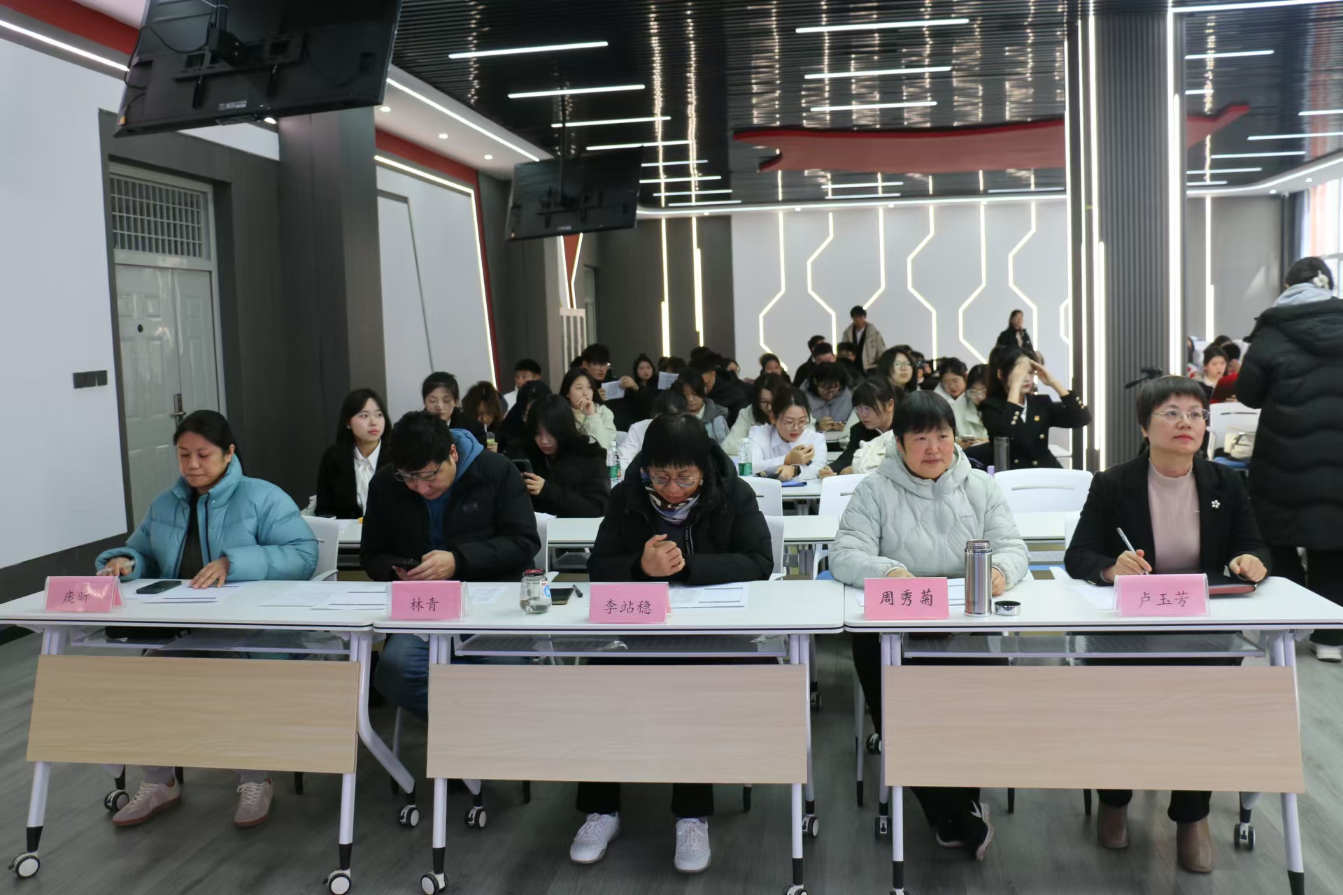 评委老师认真评审