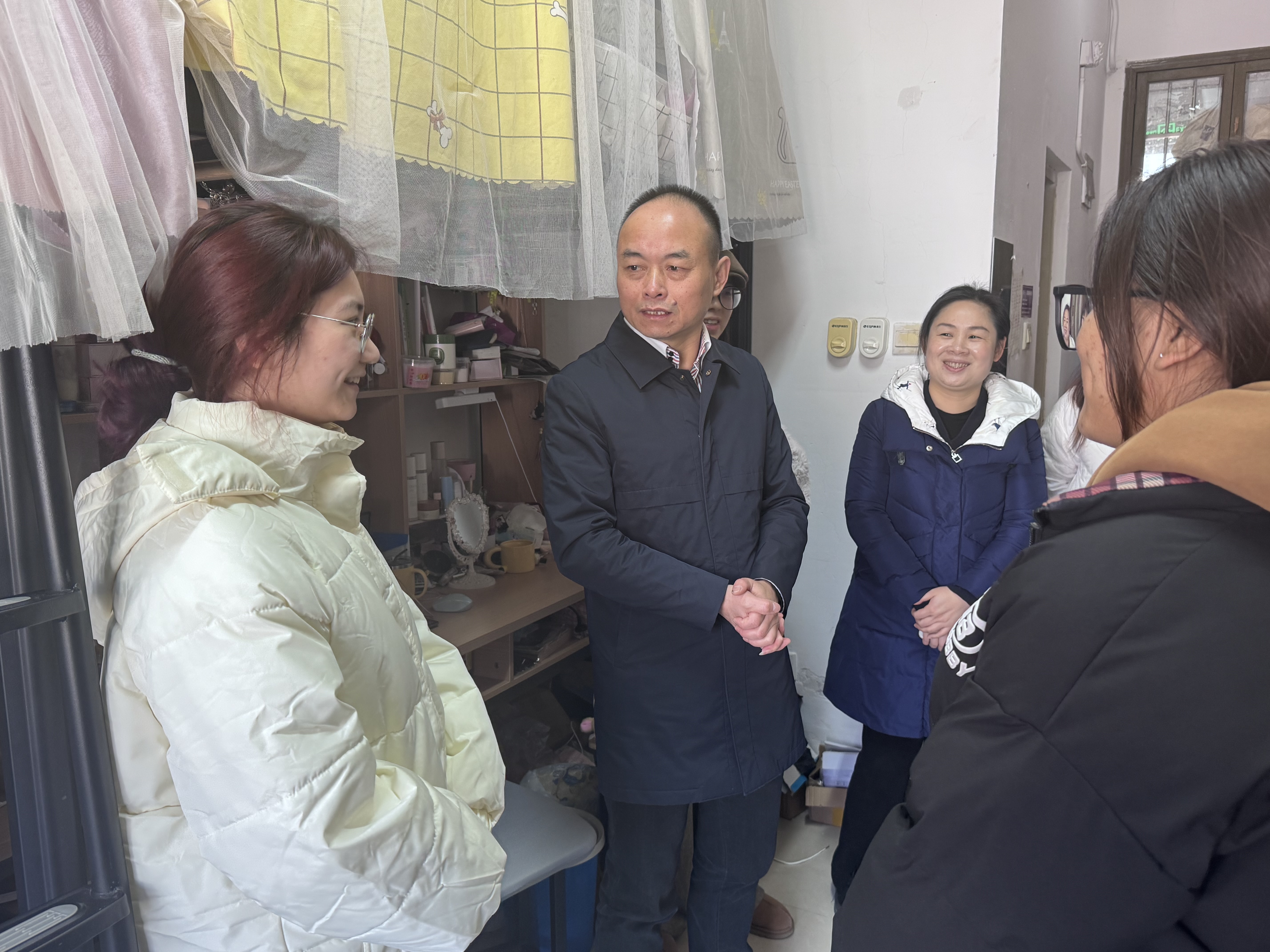 2024.12.22 关怀入寝，暖意盈心——校领导深入走访学生寝室 2