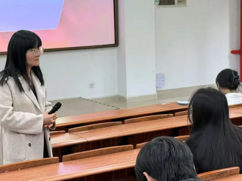 图6：李芳凤老师与同学们互动