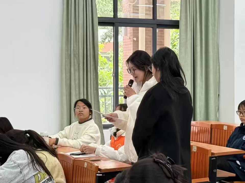 图3：徐瑜蔓同志分享第一议题学习心得