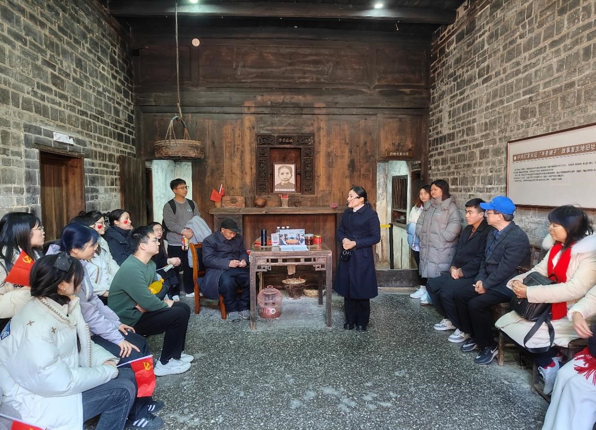 支部成员认真听讲解员讲解“半条被子”的故事