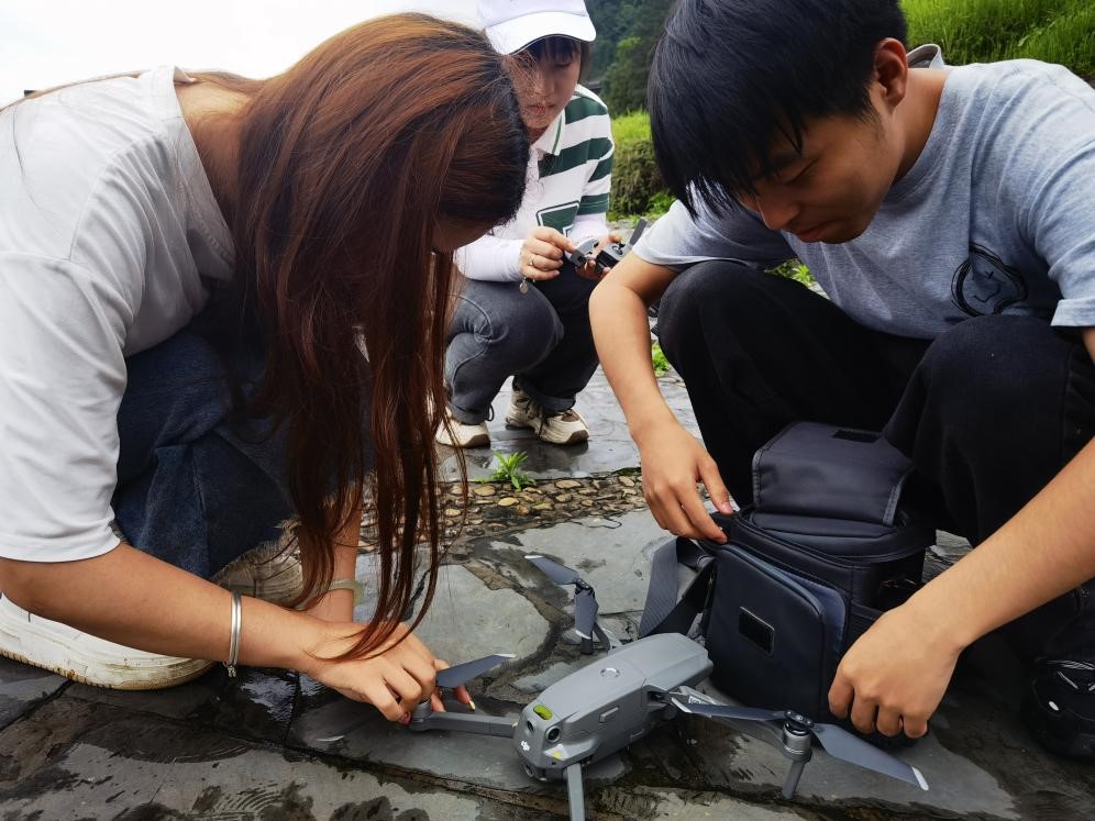团队对传统村落进行无人机航拍、民居建筑测绘