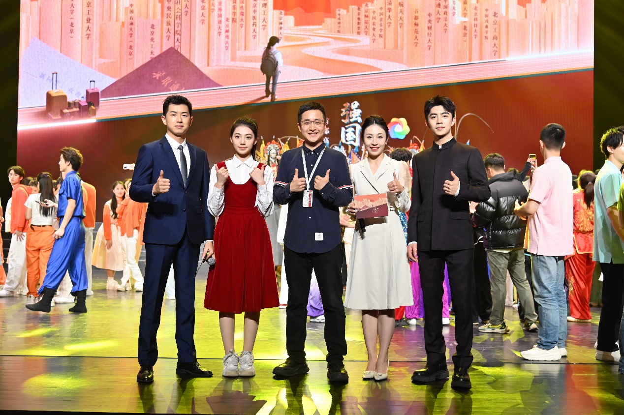 支部演职人员徐睿思张家驹吴彦宇卢伊越合影