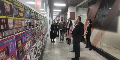 参观学生作品展