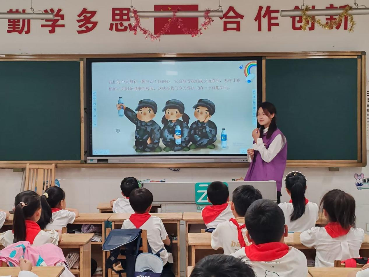 宣讲团为新生讲解校史