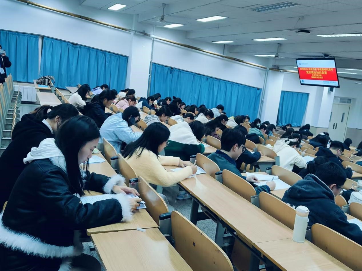 学生知识竞赛照片