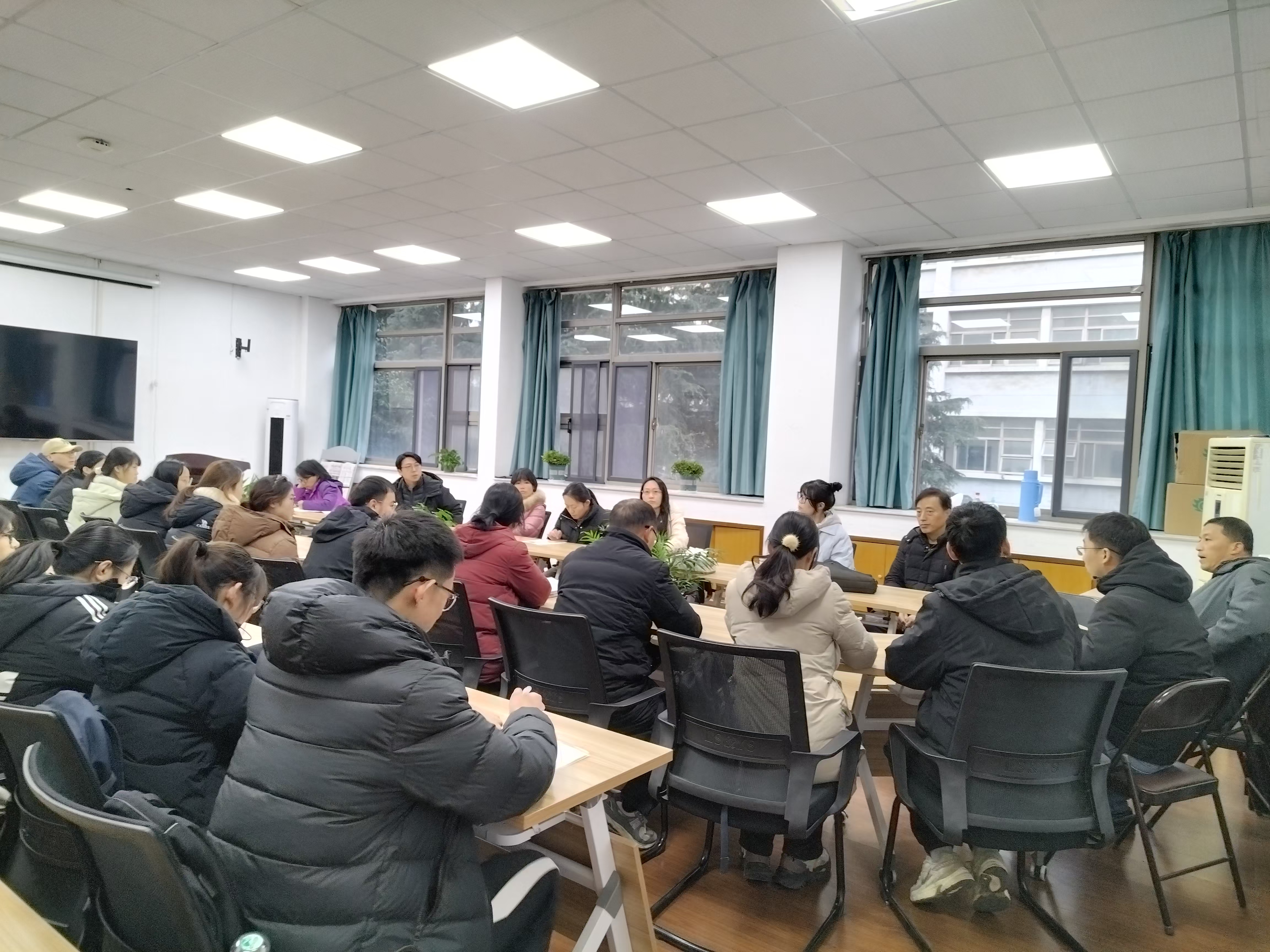 每月定期开展一次与本科生党支部联建共建活动，了解学生思想动态和发展需求，深化育人内涵。