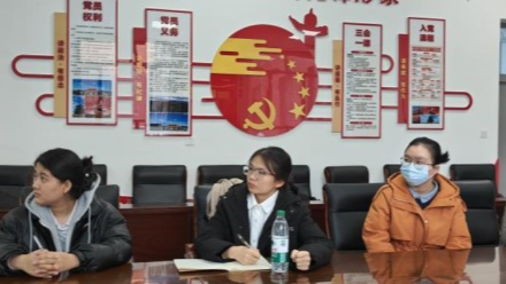 推进党建教学深度融合 相学相长创新人才培养 ——化学学院无机与功能材党支部开展本科生“双盲开题”活动