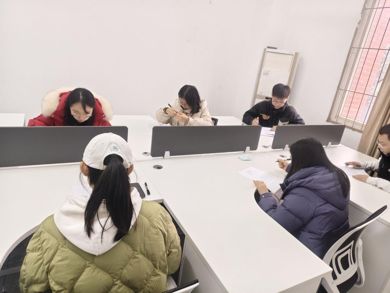 图为：支部委员投票选举