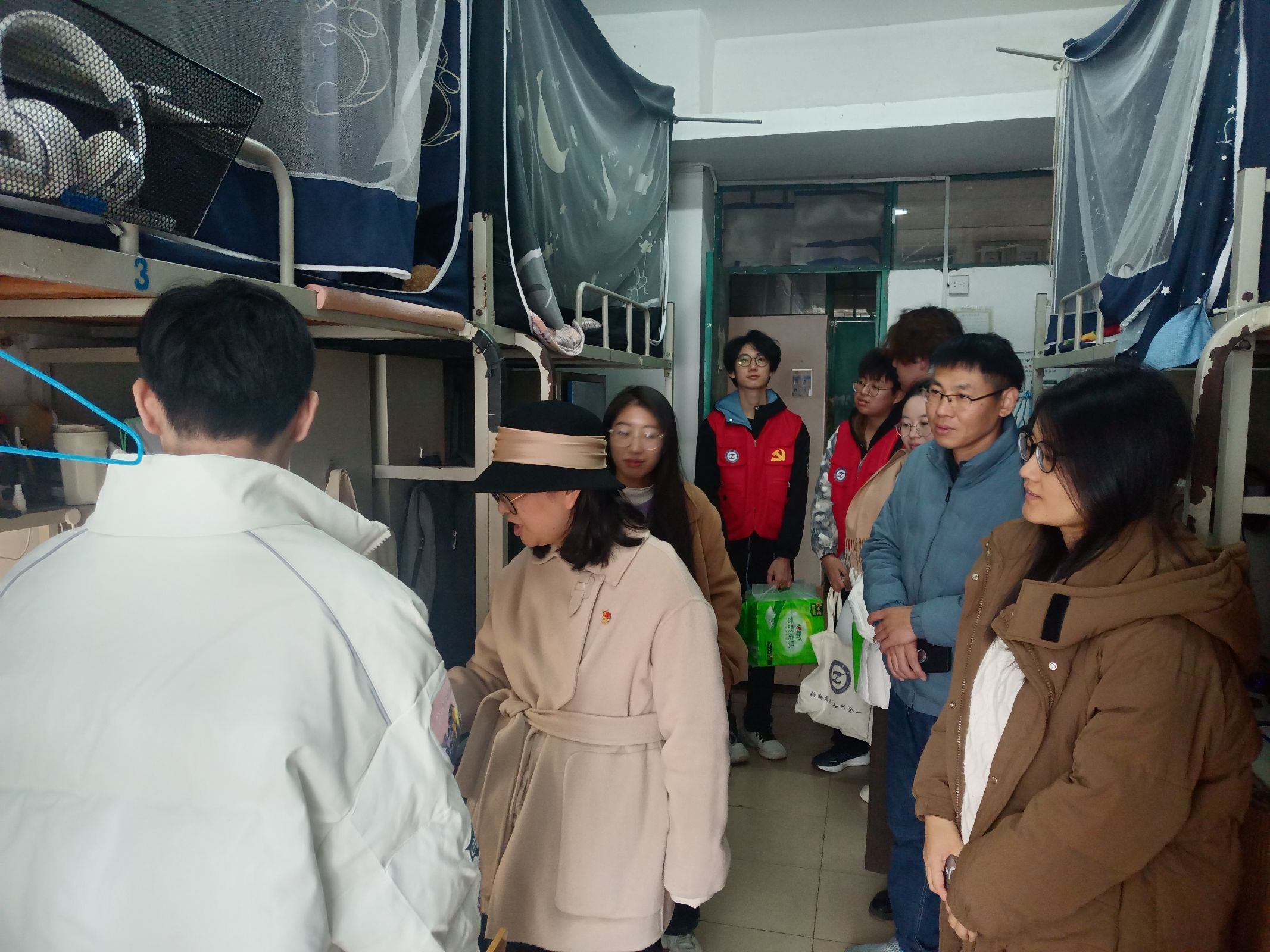 学生为慰问团队展示他的毕业设计