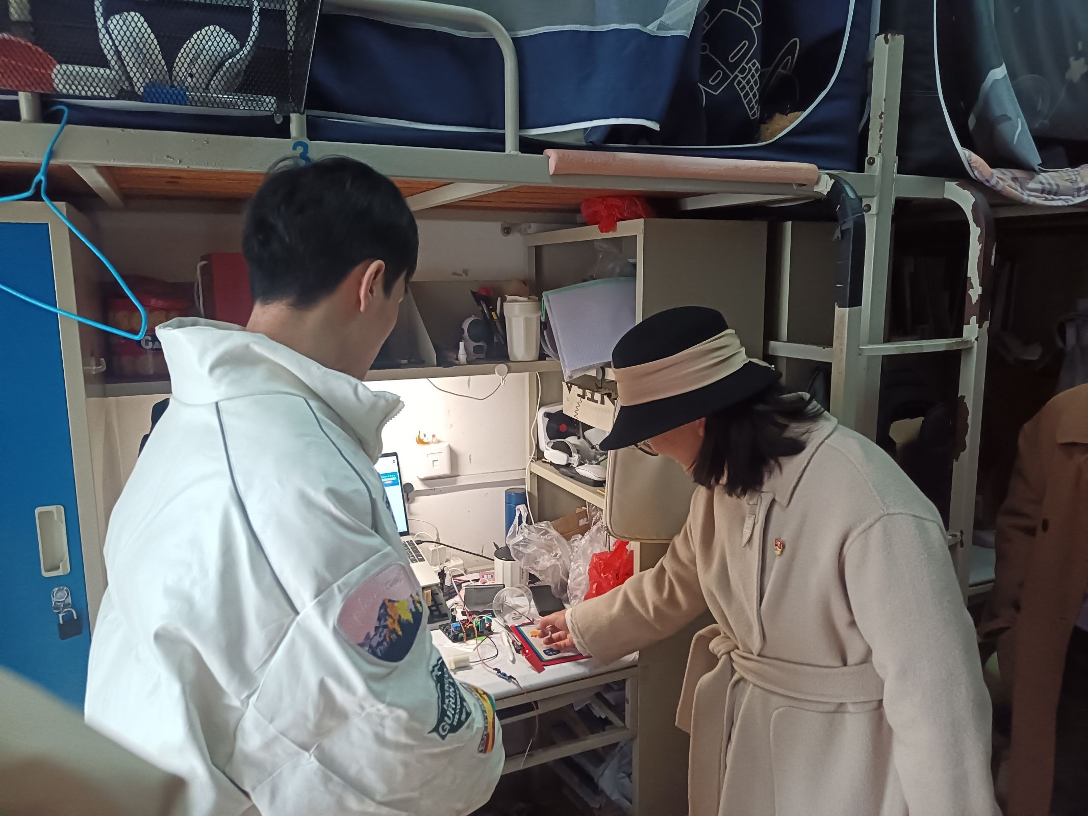 慰问团队了解学生毕业设计情况