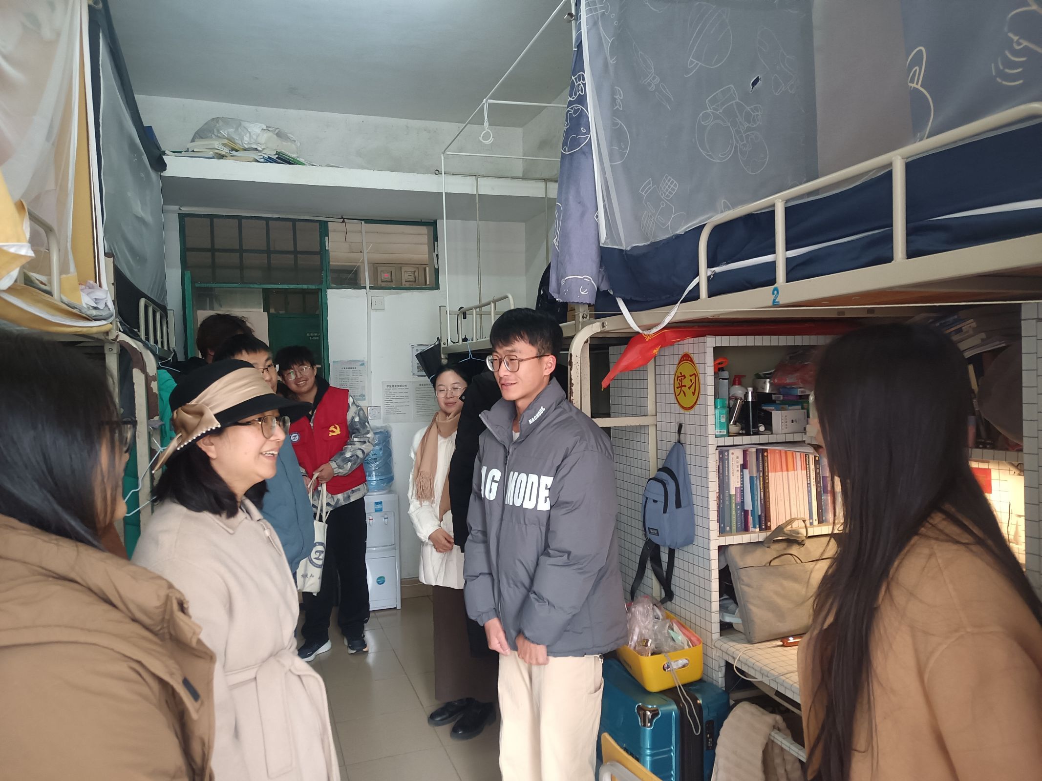 慰问团队了解学生生活困难