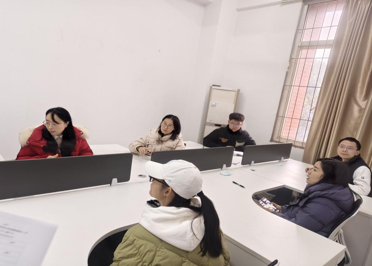 图为：发放选票