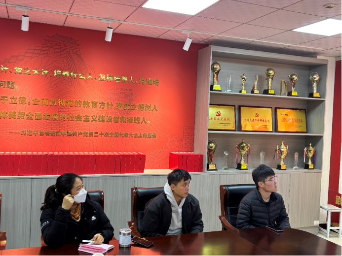 评委观看参赛作品展示