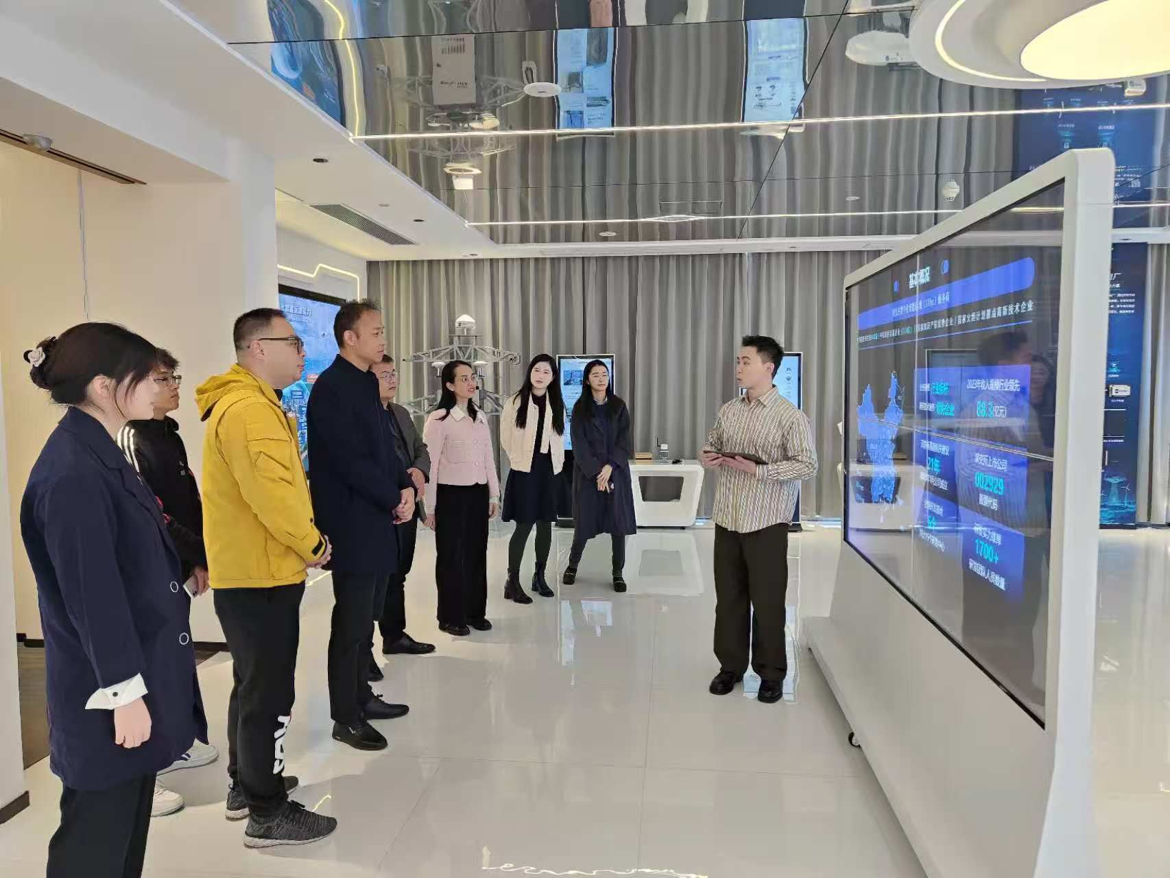 图3参观润建股份有限公司智慧能源业务项目展示
