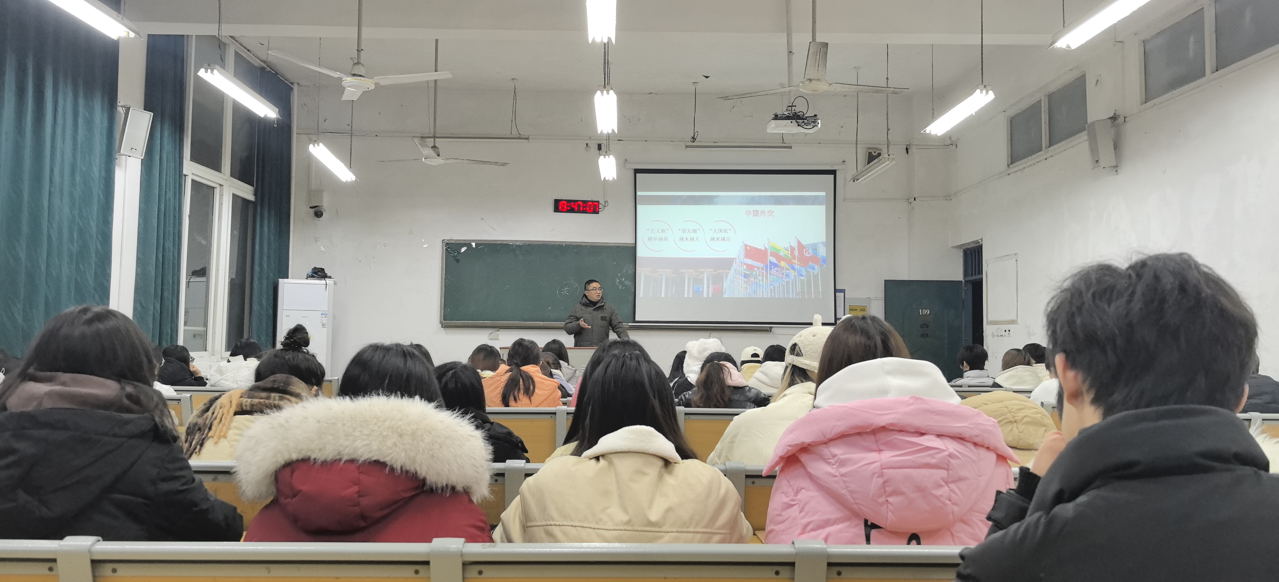 支部书蔡兴东为同学们上形势与政策课