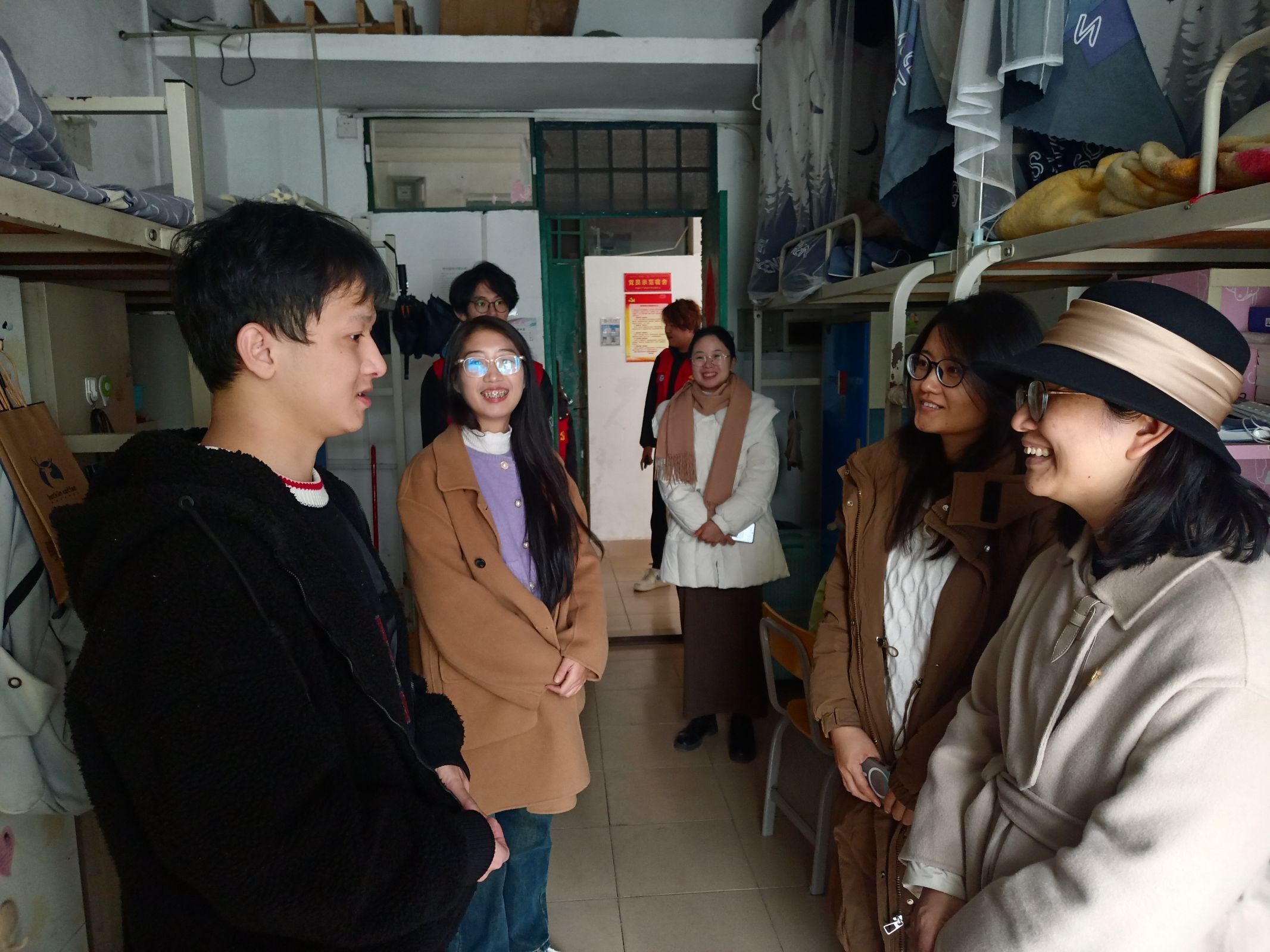 慰问团队询问学生学习情况