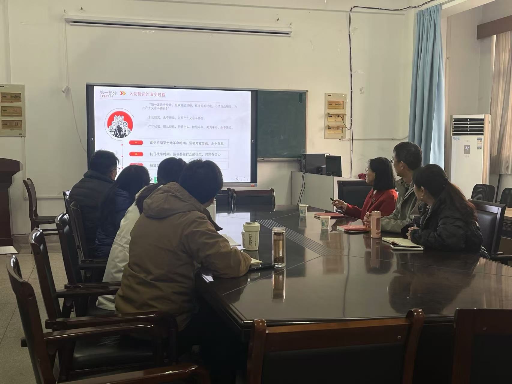 党员认真听课 党员认真听课