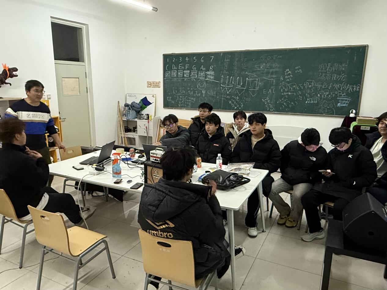 韩敏琦老师向社团同学介绍AI技术的应用
