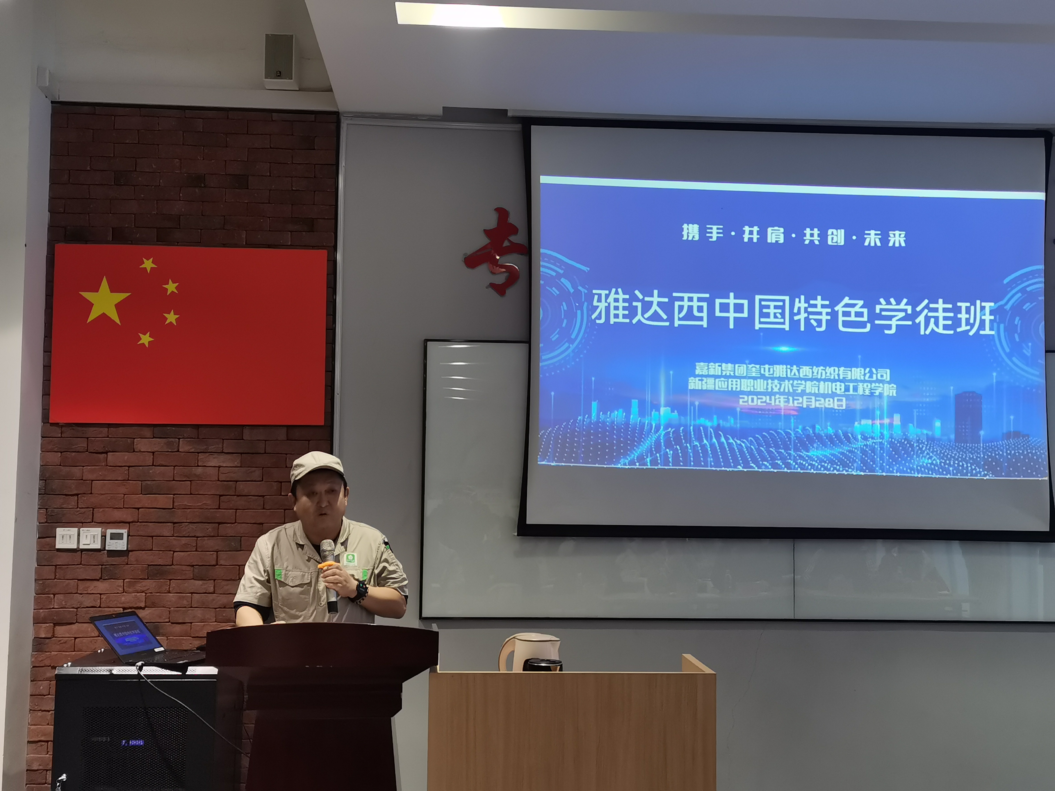 图为企业导师代表发言