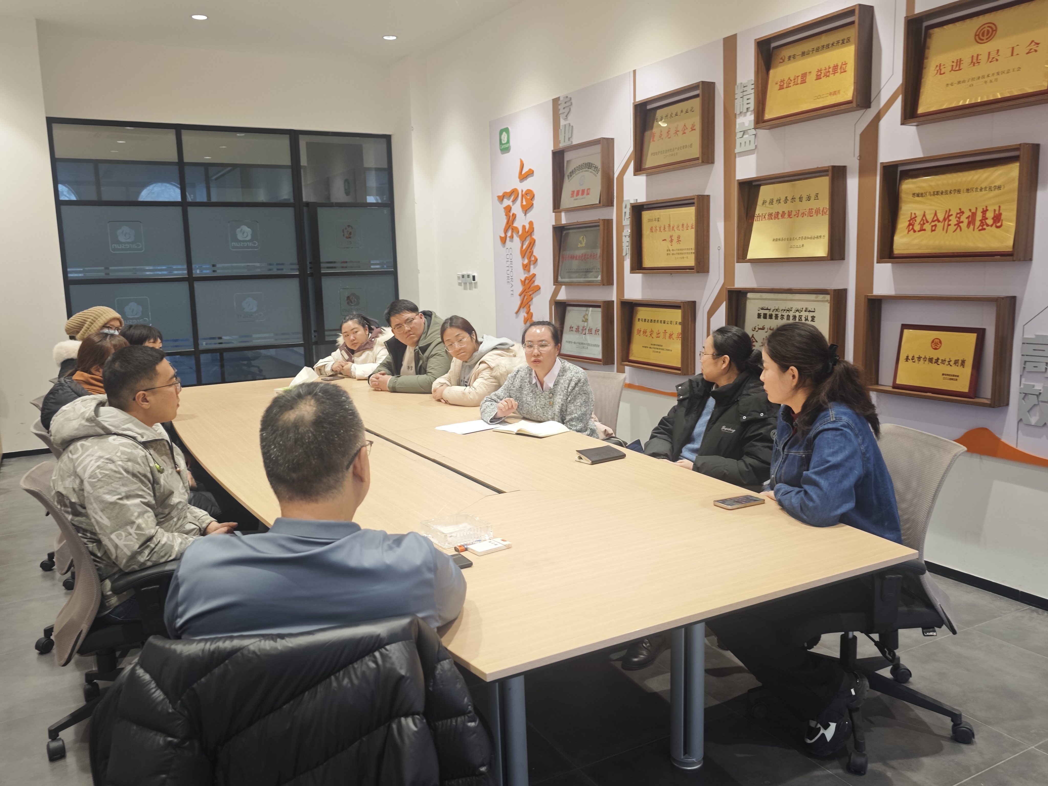 图为企业与教师座谈
