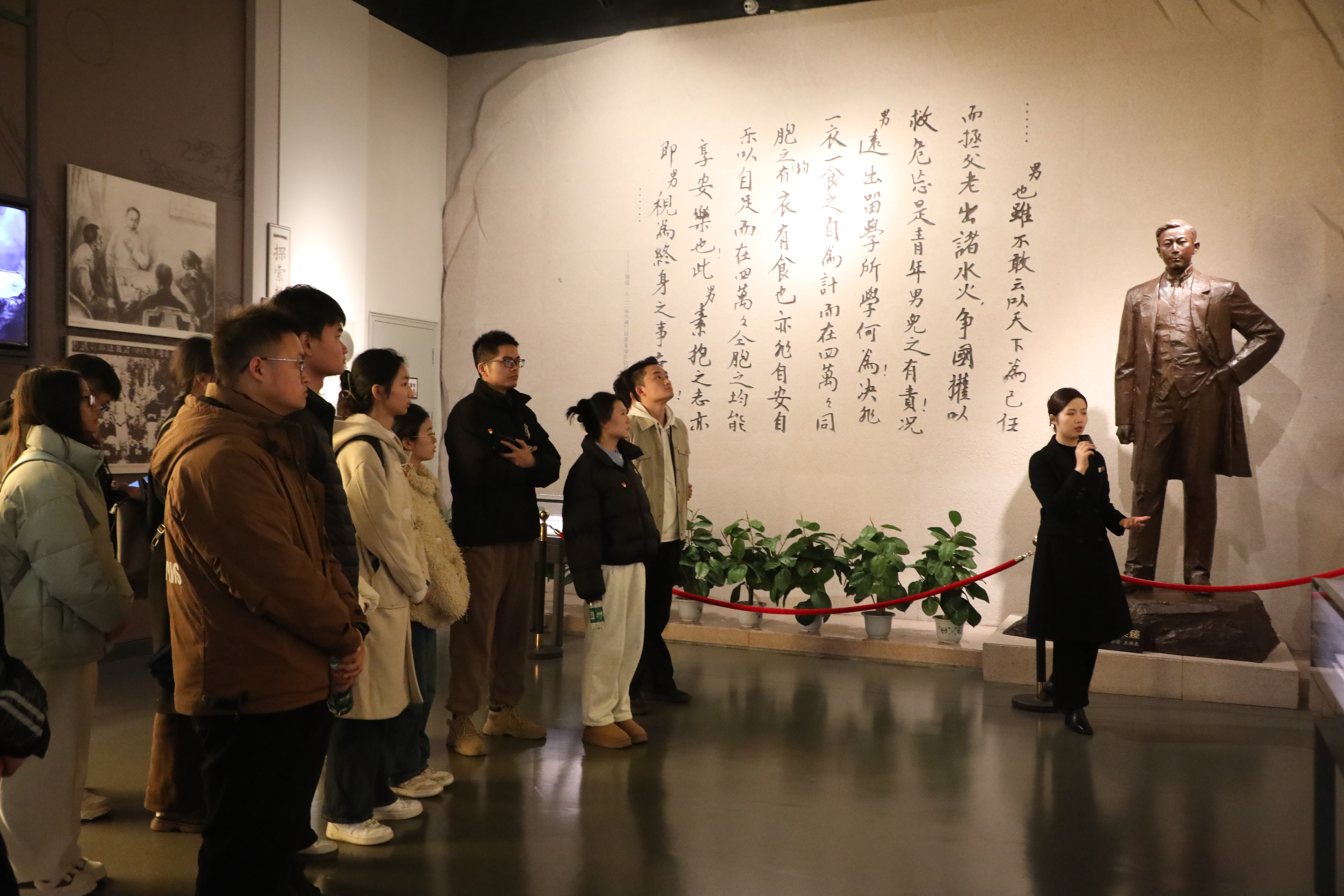 参观陈列馆2