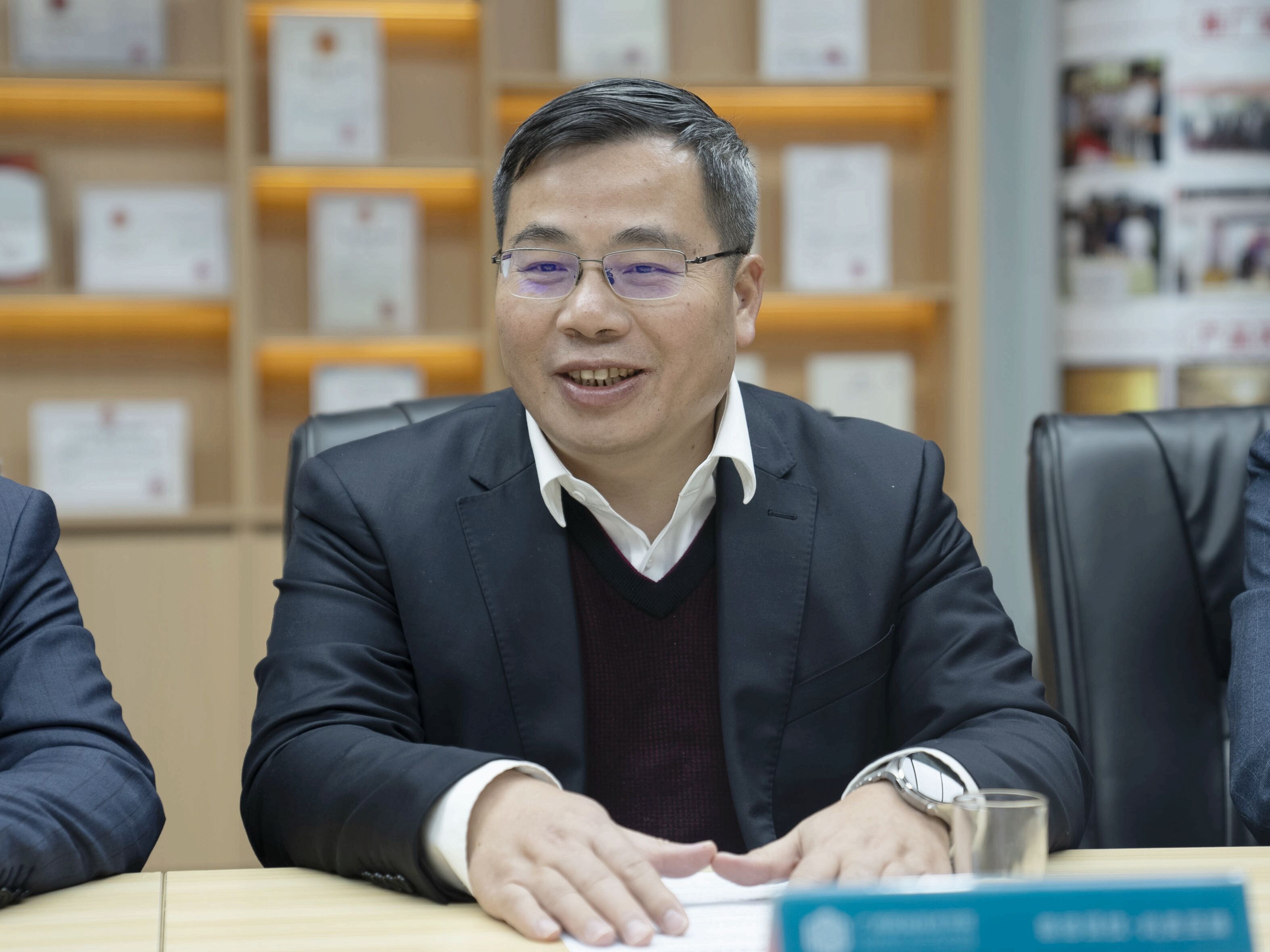 梁裕在座谈交流会上讲话 梁裕在座谈交流会上讲话