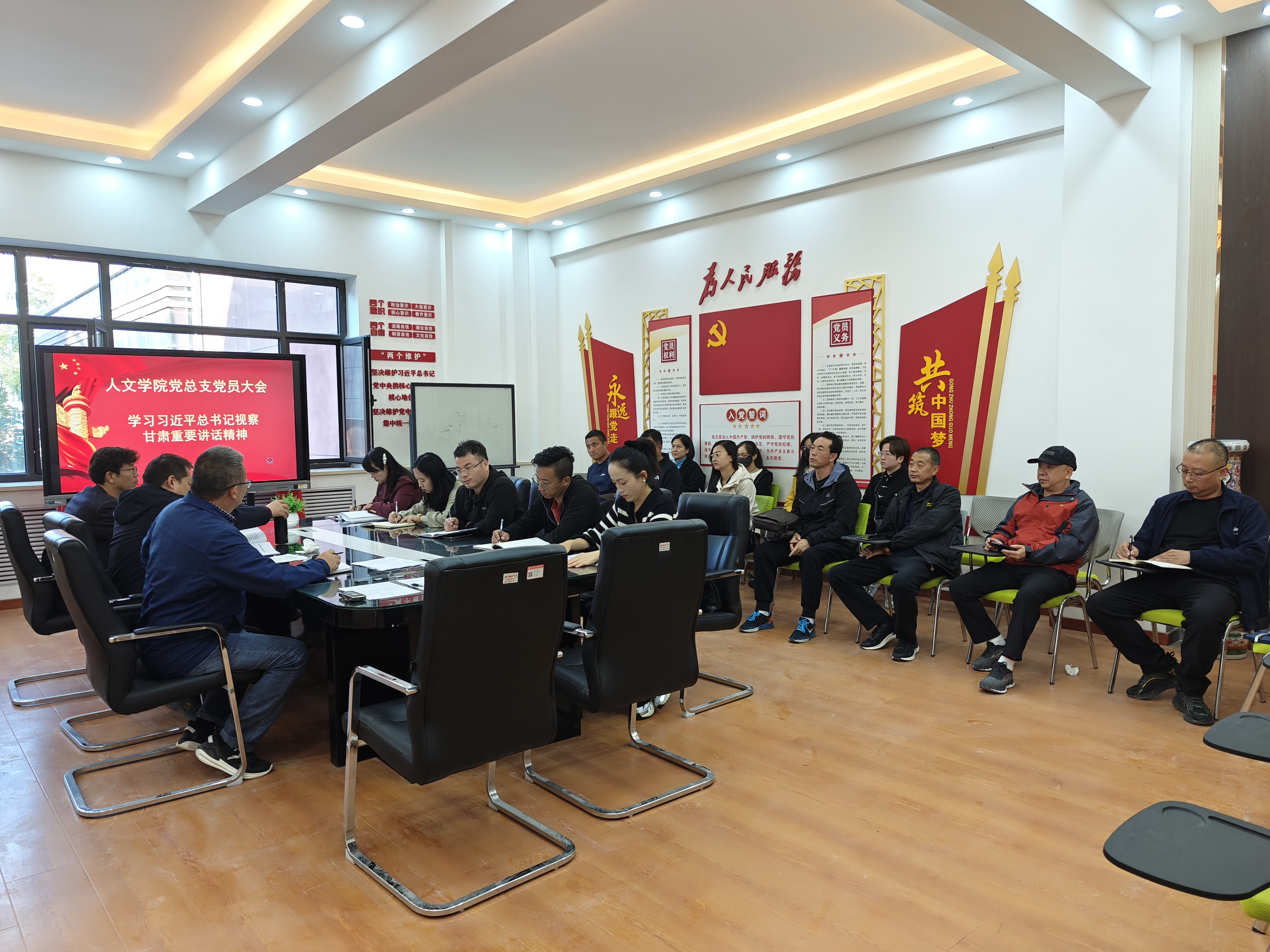 人文学院教师学习现场