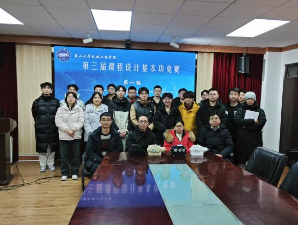 部分参赛选手与评委合影1