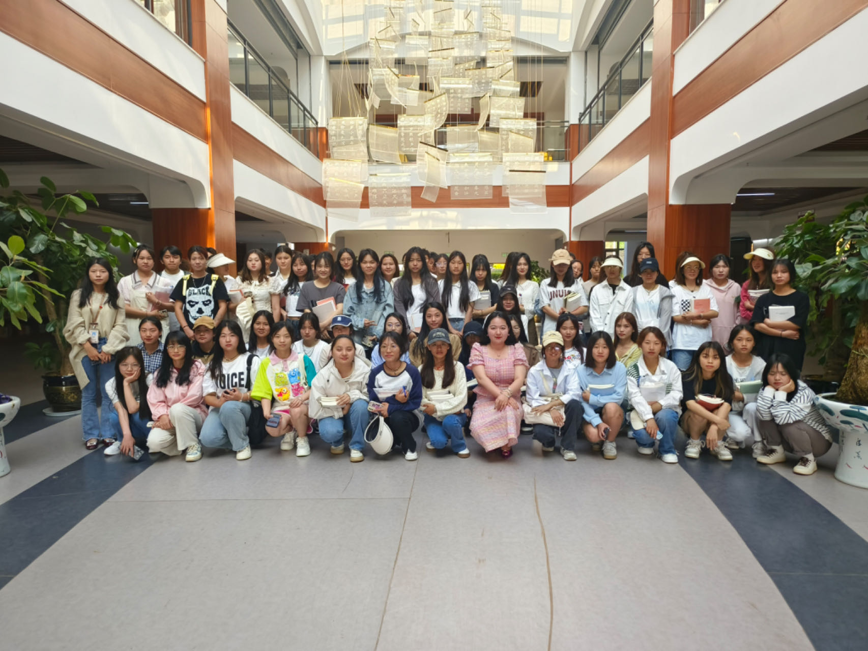 图片6  在图书馆开展读书学习沙龙活动