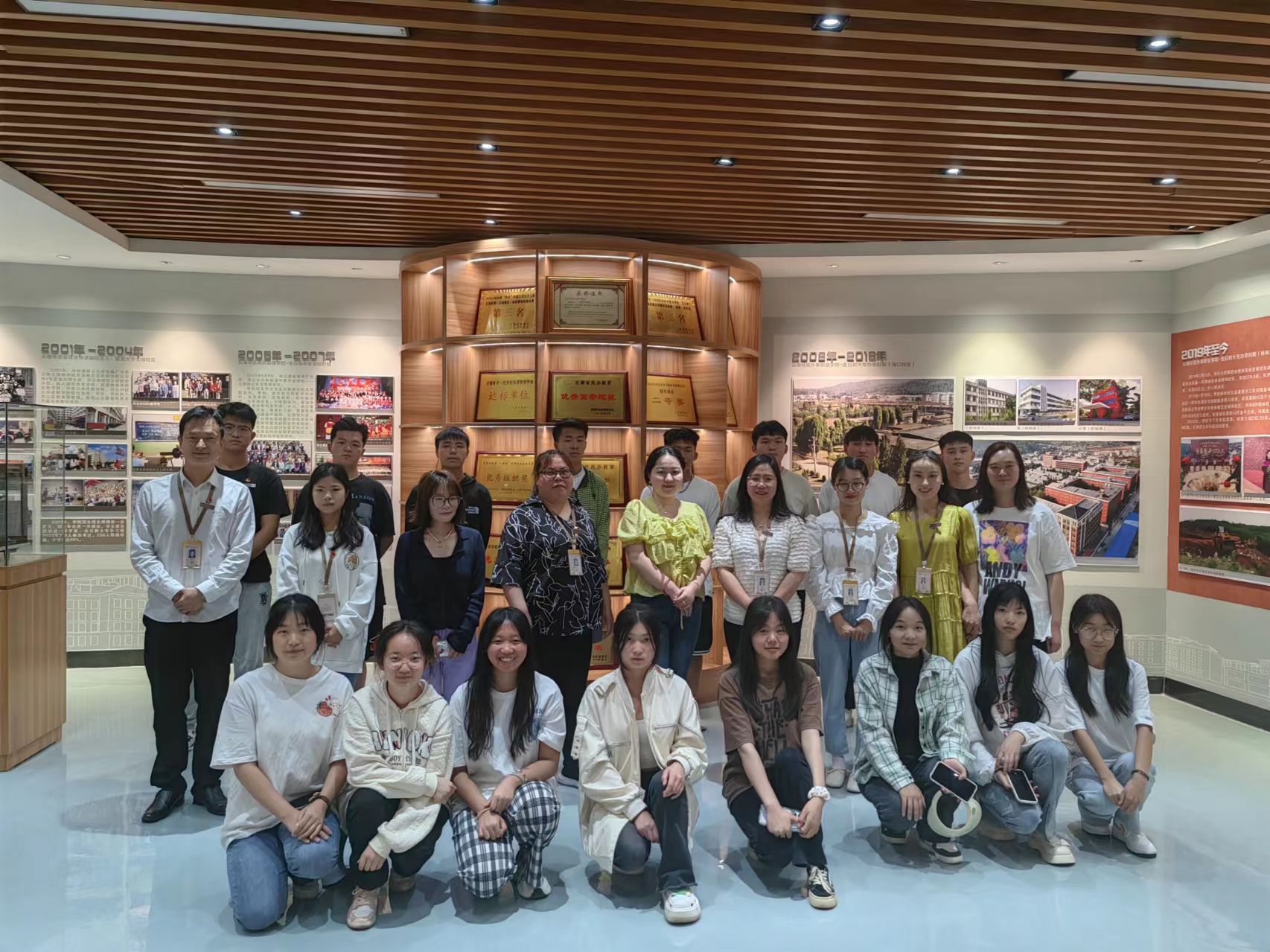 图片4：师生参观校史馆，开展校情教育