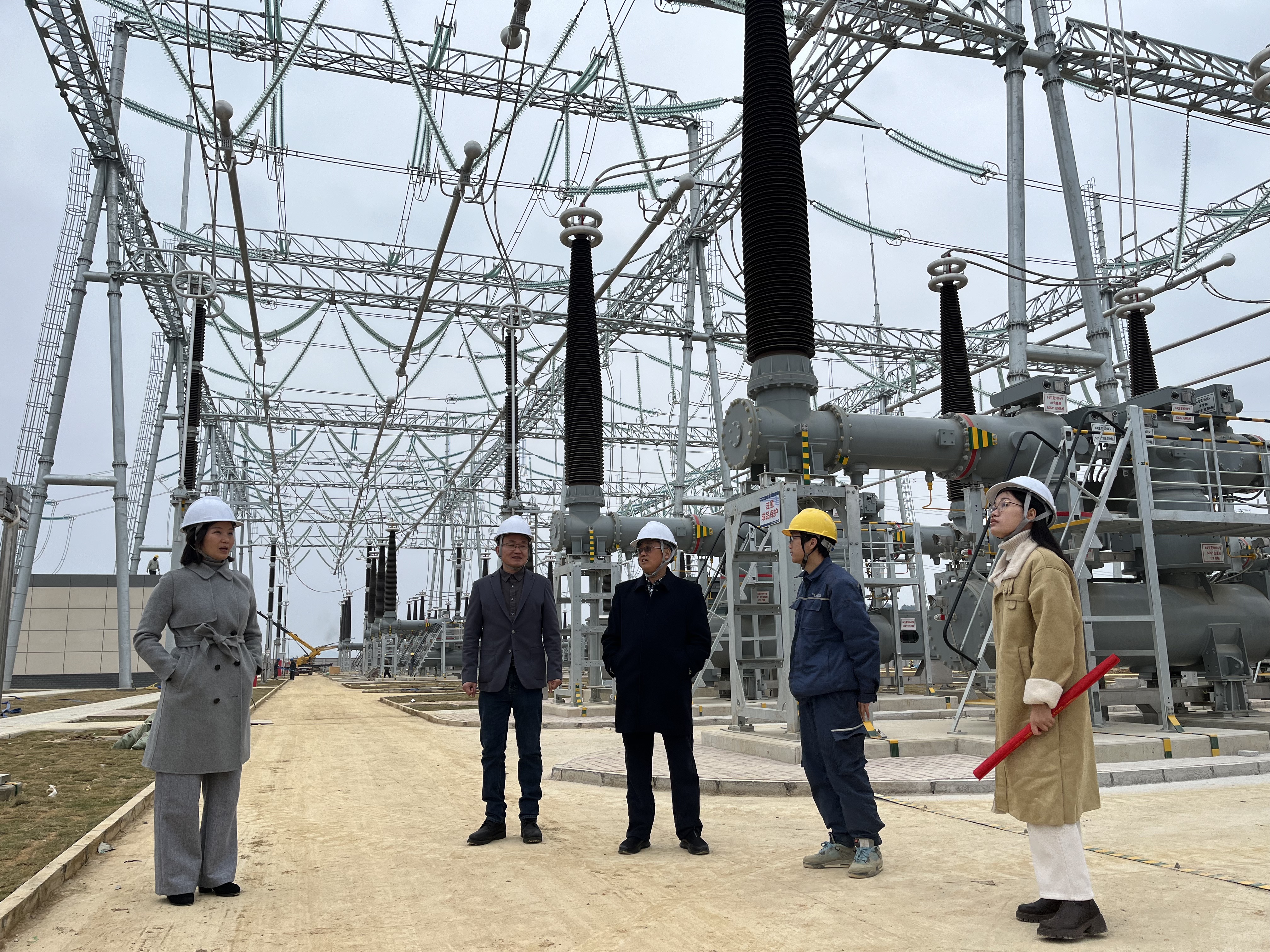 现场了解广西电网桂林供电局500千伏漓江变电站建设情况