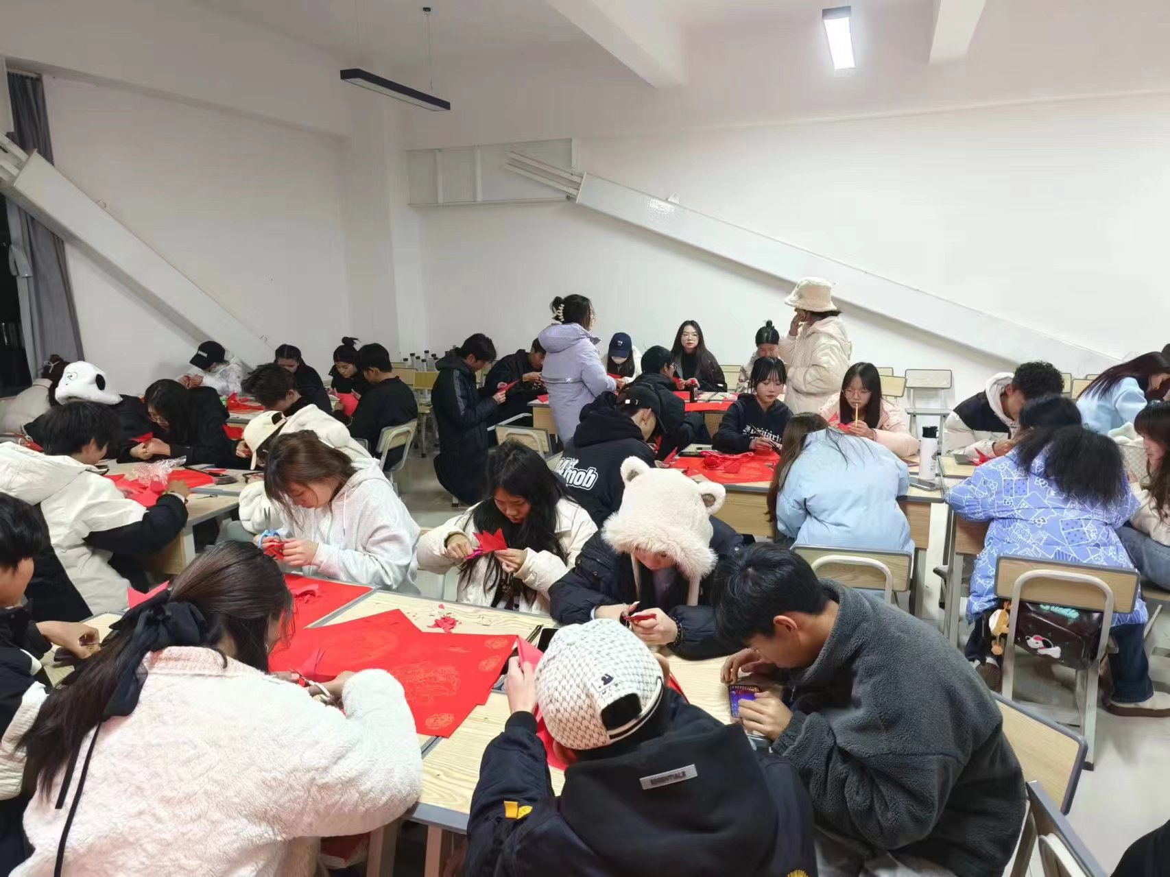图片7：开展“弘扬传统文化，传承剪纸艺术”主题活动