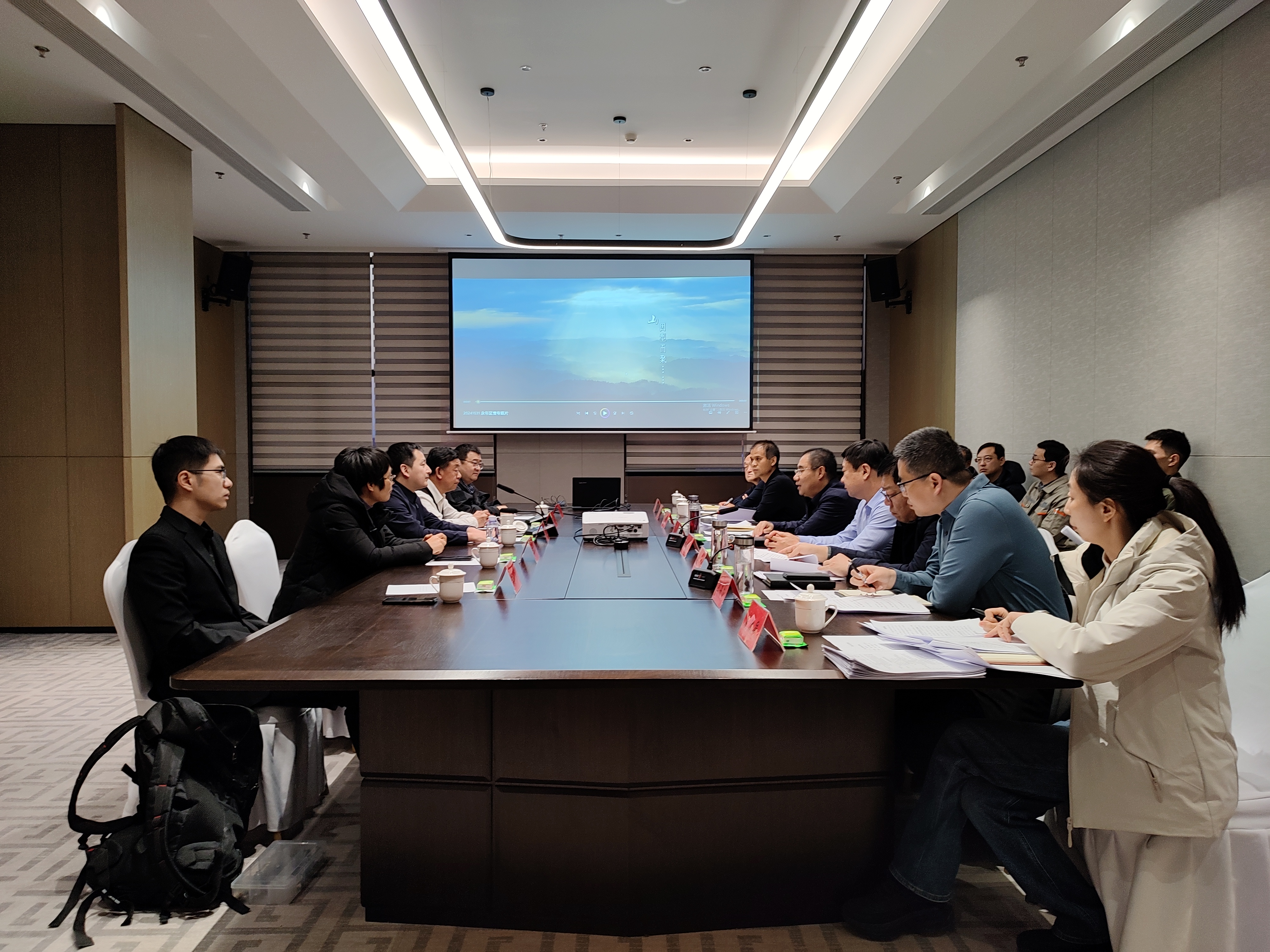 与区委书记及企业代表座谈 与区委书记及企业代表座谈