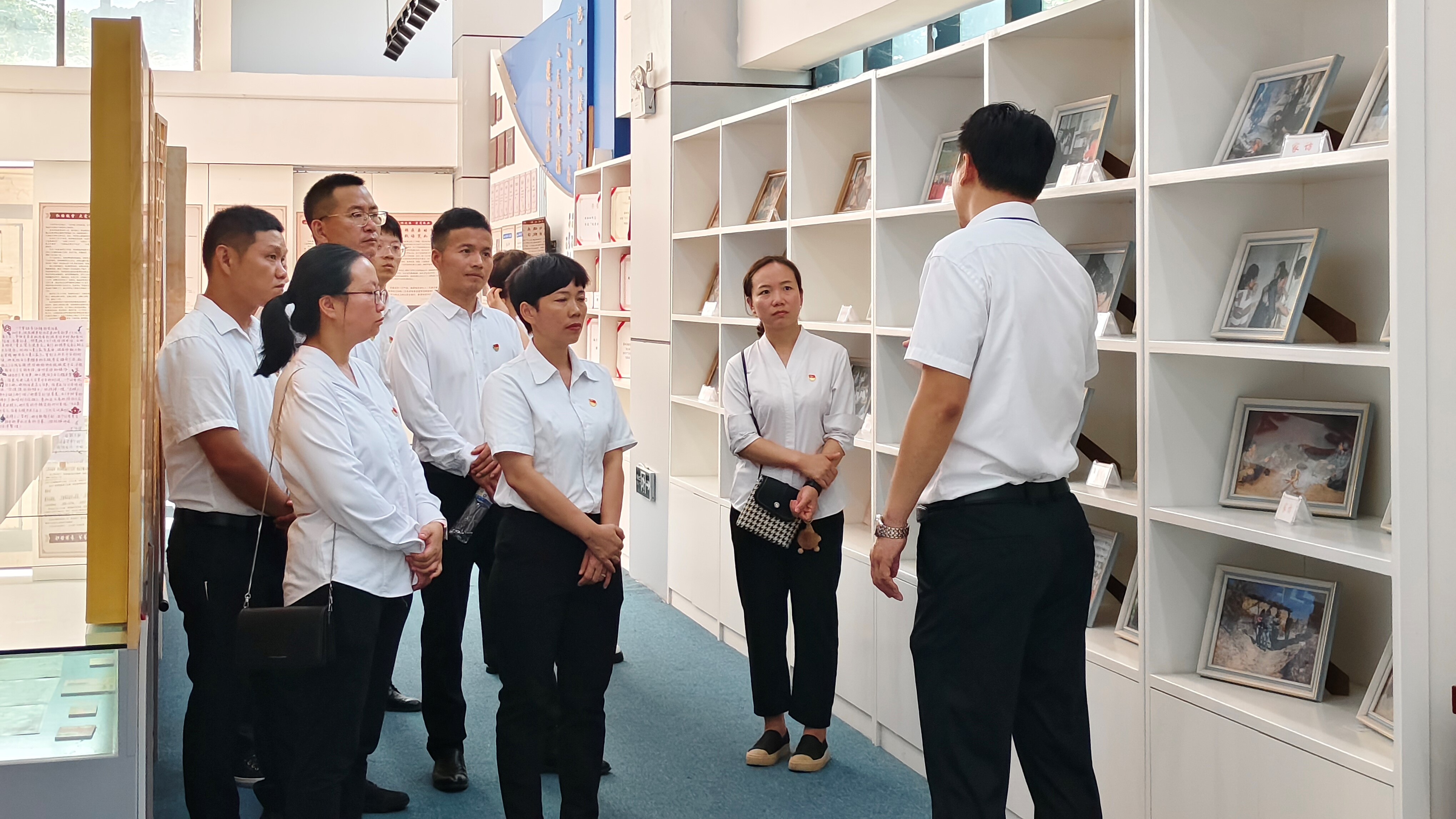 图5：学院党员教师参观张桂梅事迹陈列室