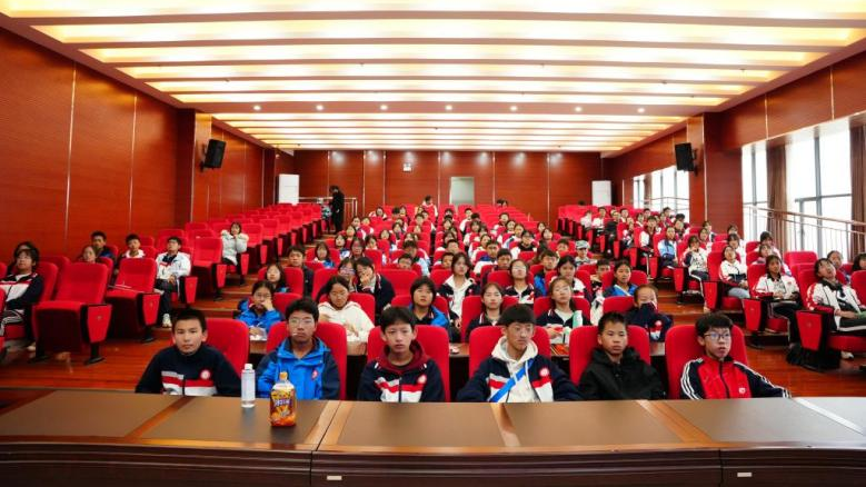 图42：宣讲团面向武定一中学生开展“中国历代绘画大系”宣讲服务