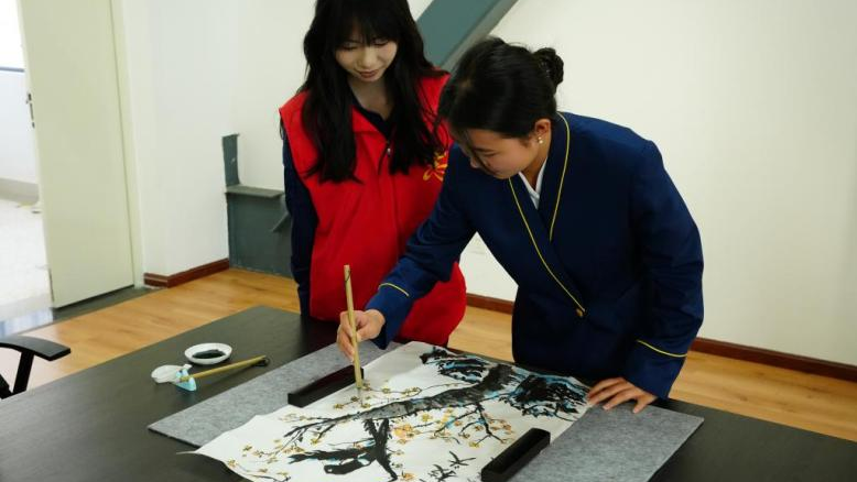 图44：宣讲团开展“绘国粹，传文化：国画艺术体验”活动