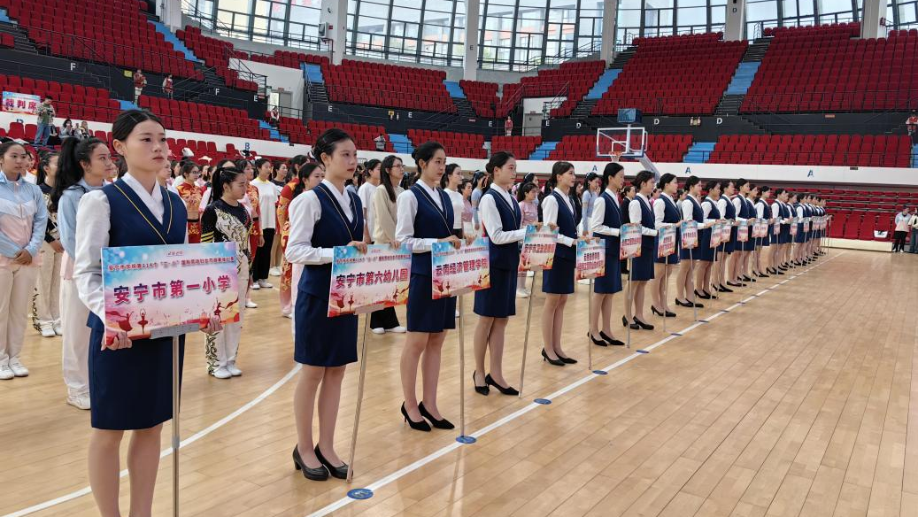 图27：学院大学生礼仪队参加安宁市“巾帼心向党 舞动新时代”健美操比赛礼仪服务活动