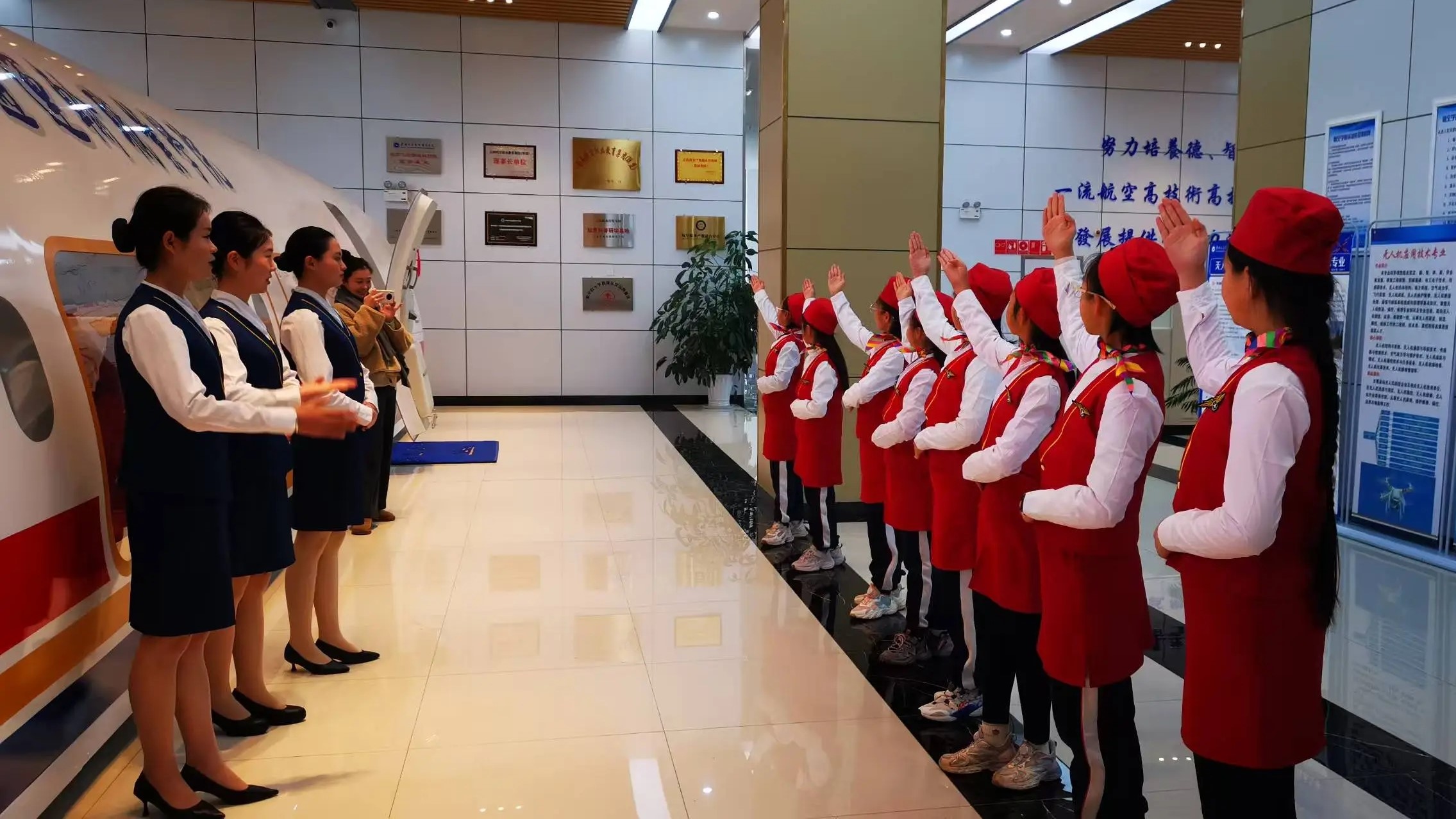 图37：为安宁市实验学校五年级学生开展职业启蒙教育
