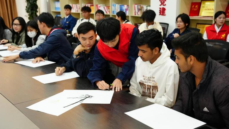 图41：宣讲团成员与国际留学生开展“中华文明突出特性的绘画表达”文化交流活动