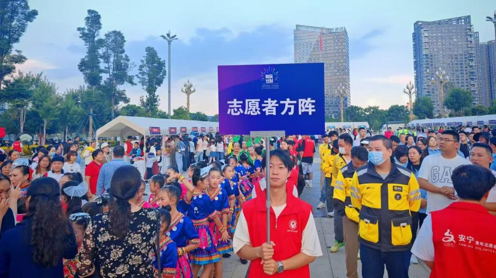 图28：学院青年志愿者服务队参加“能亮计划：寻找城市文明合伙人”公益集市义卖志愿服务活动