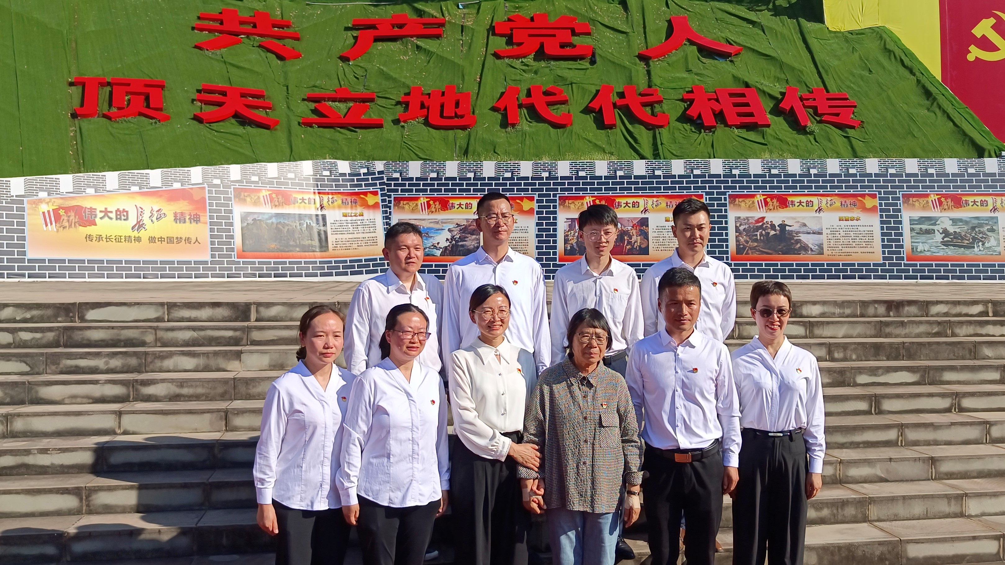 图3：学院党员教师与张桂梅老师合影