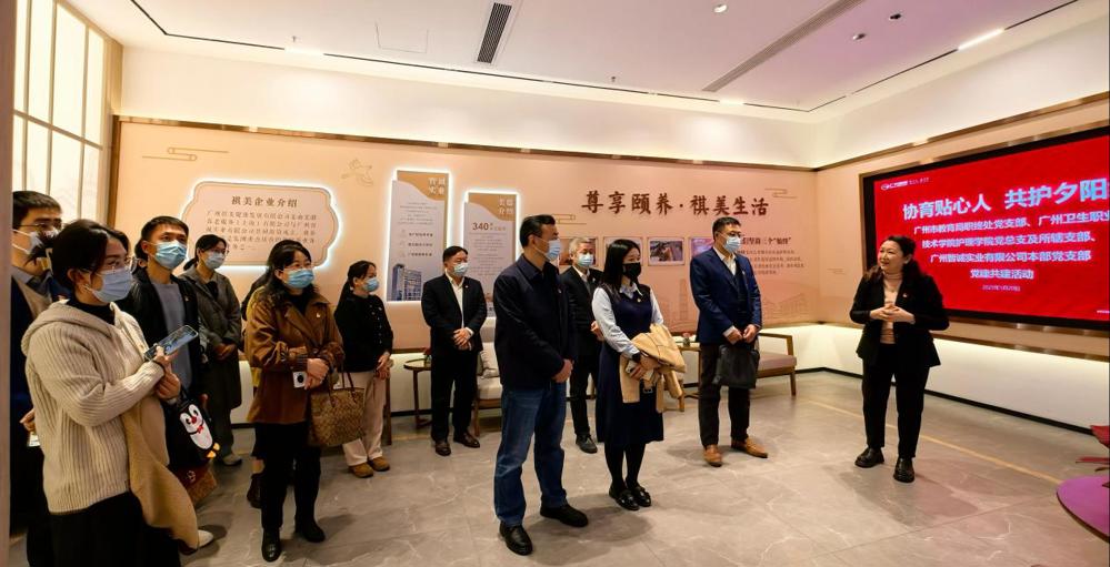 与会人员参观企业文化墙