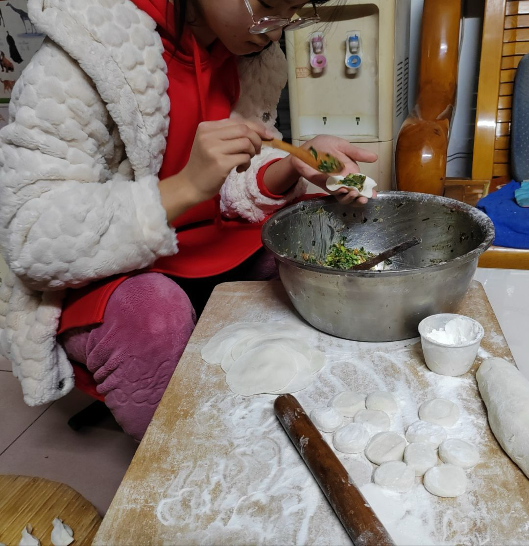 跟家人一起包饺子