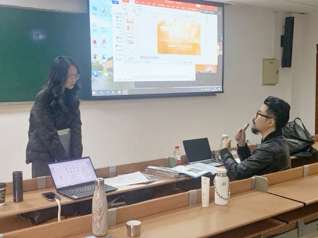 纪盈如-公共关系学-评委与学生进行交流