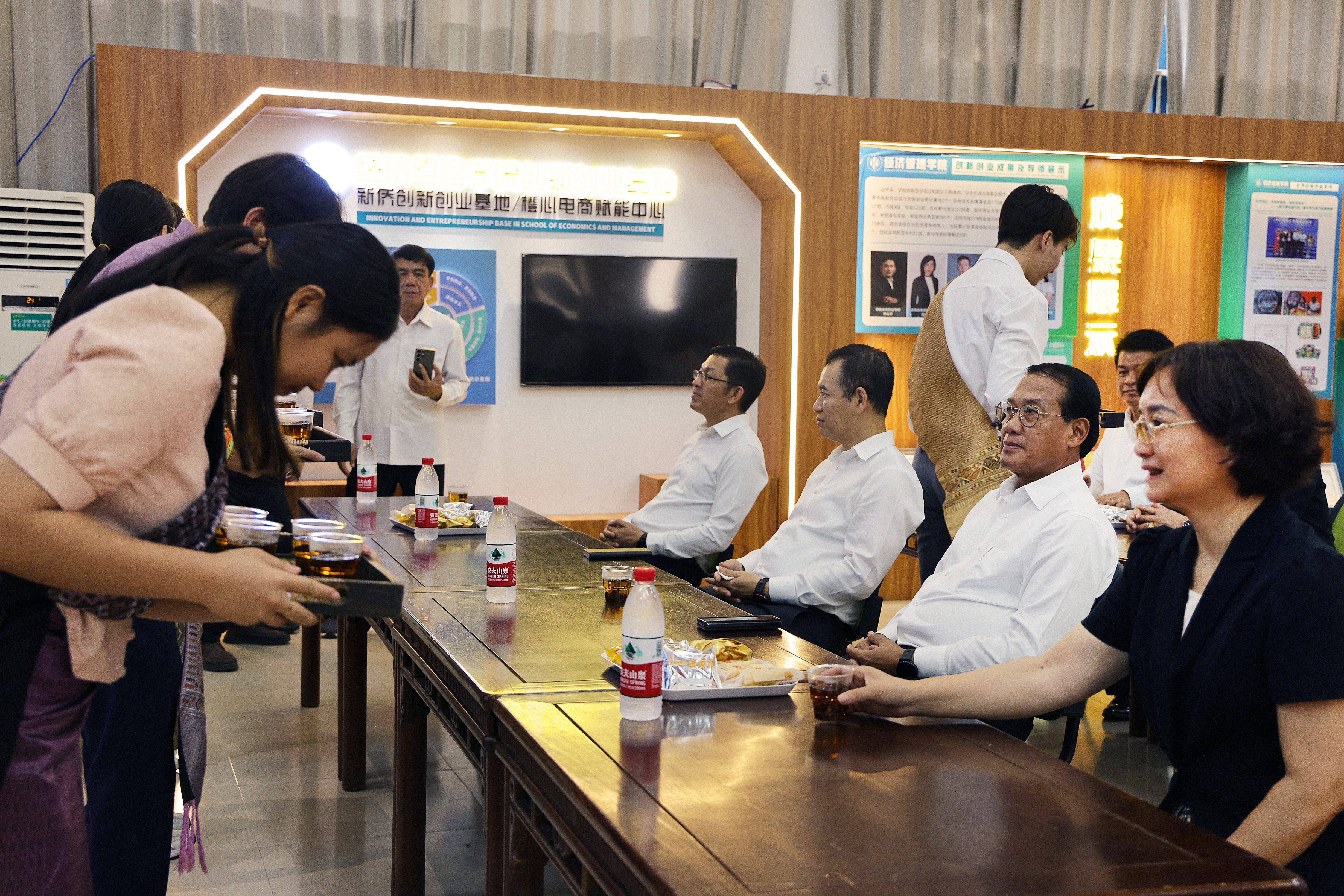 4 嘉宾品尝老挝国际学生冲泡的柳州茶