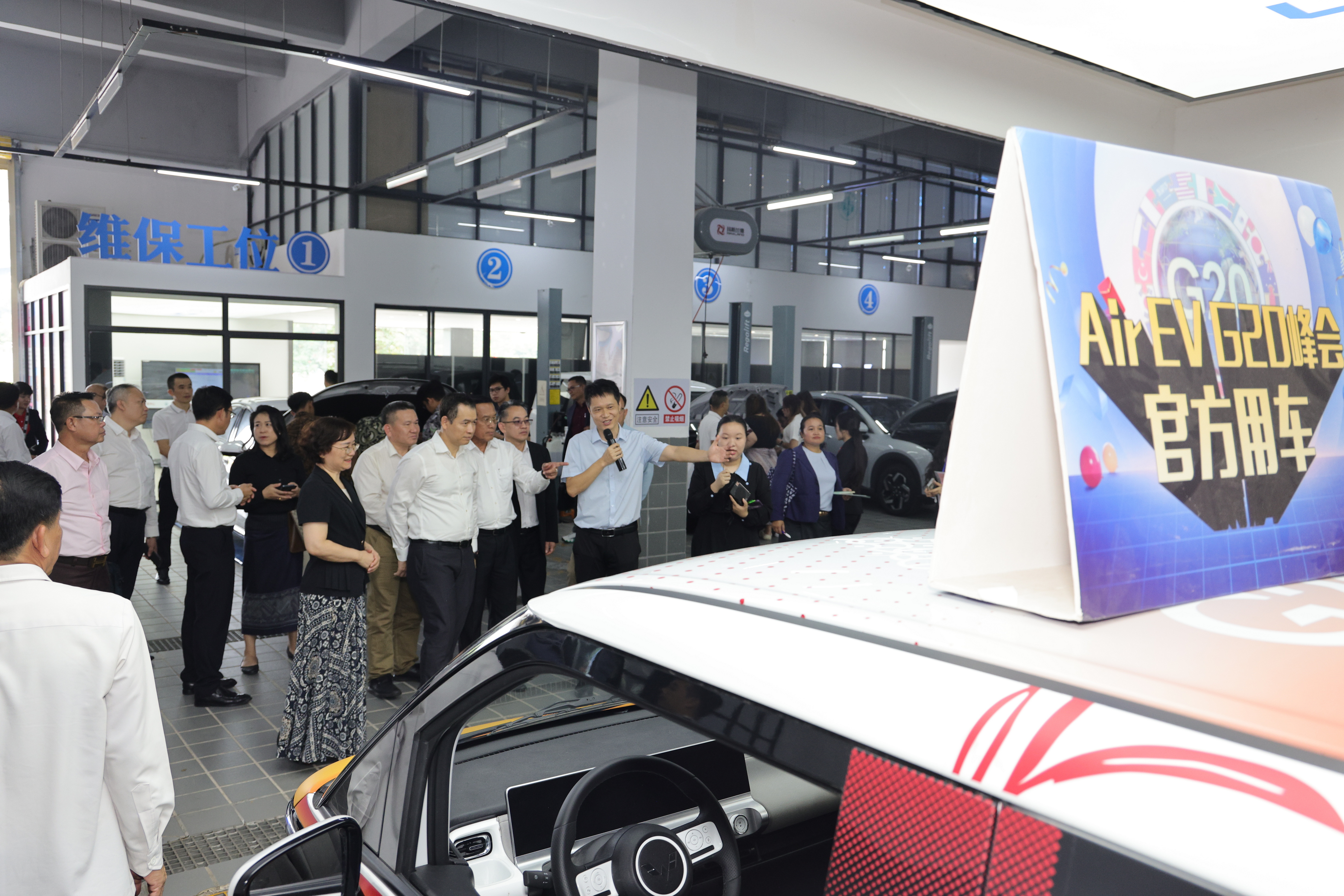 2 印尼在G20峰会时由上汽通用五菱赠送的官方用车，当时学校的印尼国际学生参与了车机系统语音交互功能开发