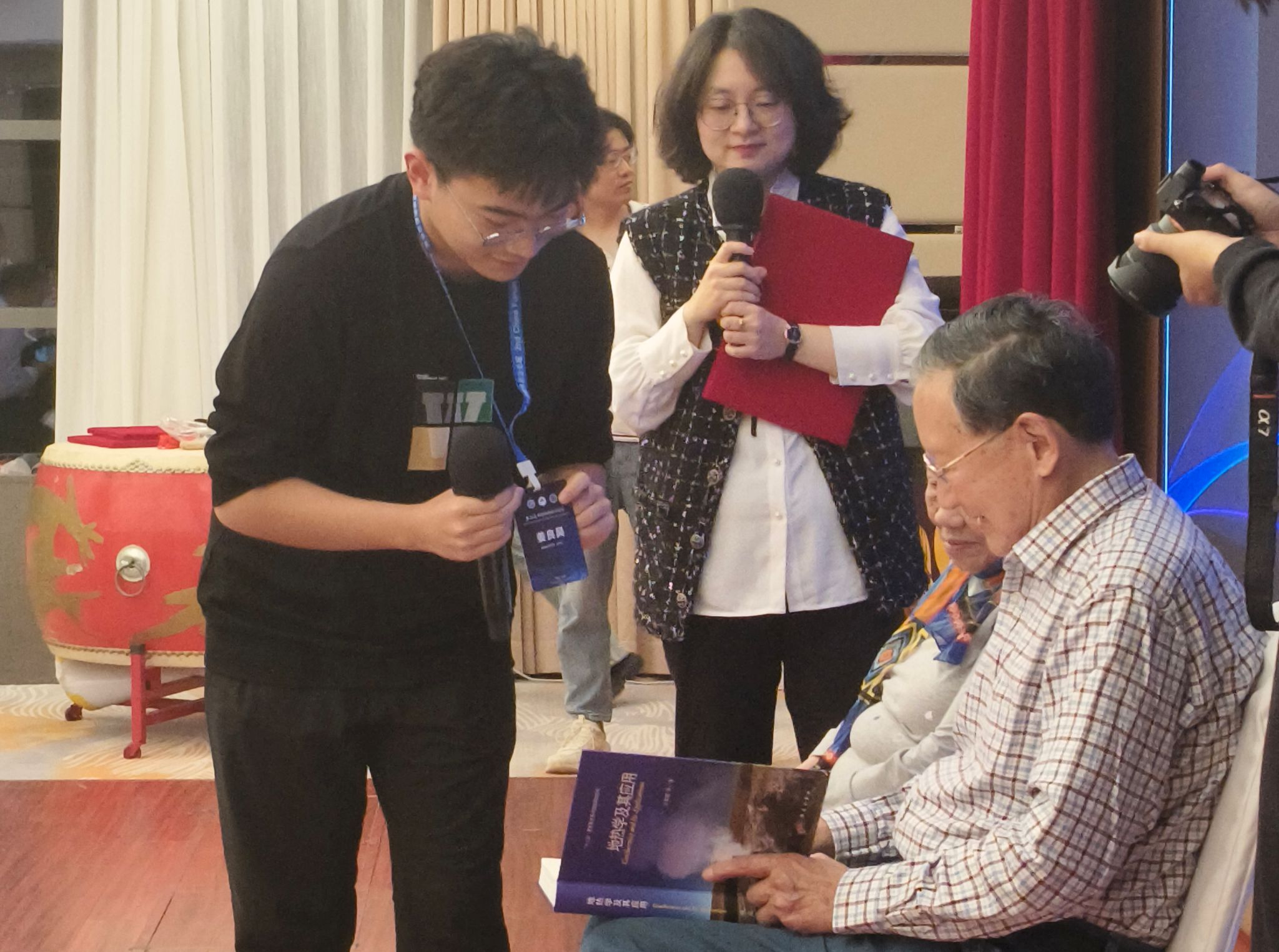 汪集旸院士勉励姜良昊踏实开展研究工作