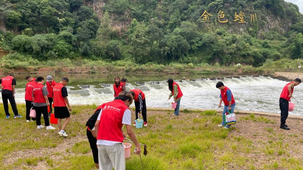图2：服务队到安宁市金色螳川开展“河小青”打卡“红绿地图”暨“守护螳螂川·保护母亲河”志愿服务活动